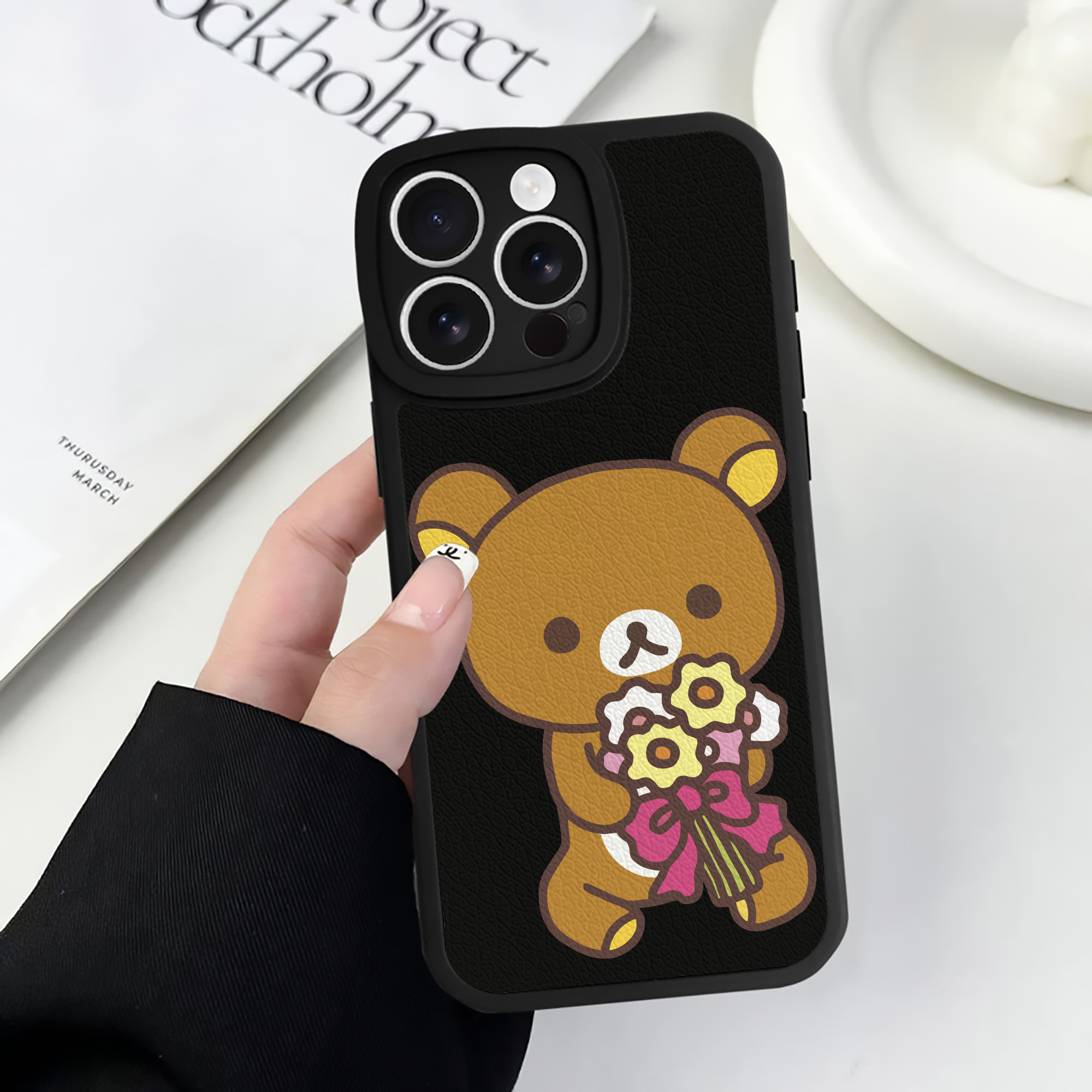 （画像用） リラックマ リラックマ キイロイトリ Rilakkuma Korilakkuma Kiiroitori 【iPhone 16シリーズ対応】シリコンスマホケース（レザー調） 材質：シリコン